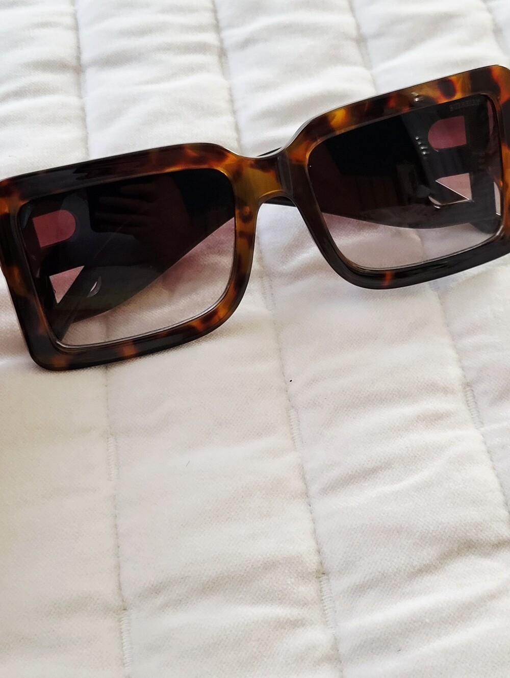 Burberry Frith Oversized Tortoiseshell & Black Square Sunglasses With B Accent - Picture 15 of 15